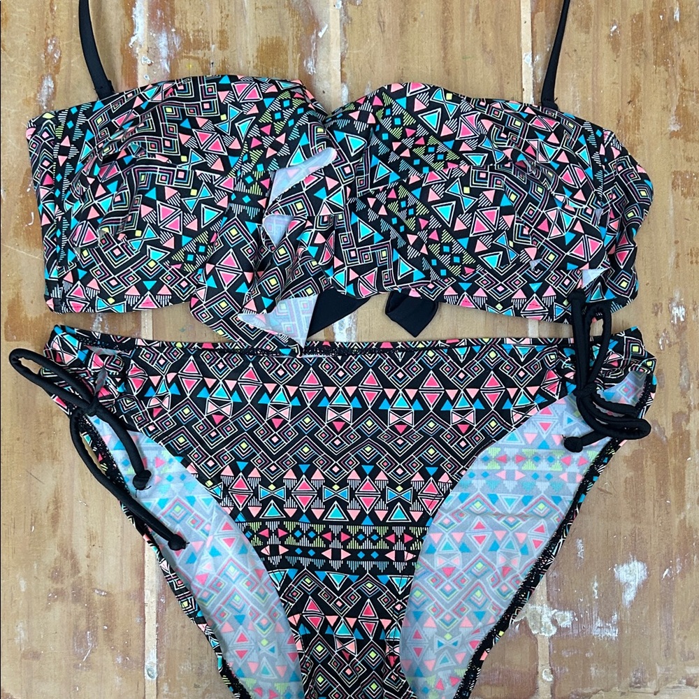 Hula Honey M/L bikini in fun geometric print! Large top, medium bottom, cute!!!